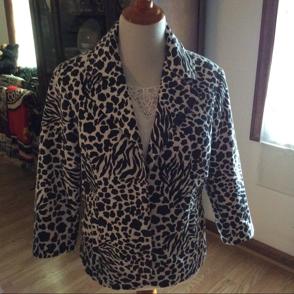 CHICO'S BLACK AND WHITE JACKET SIZE 2
